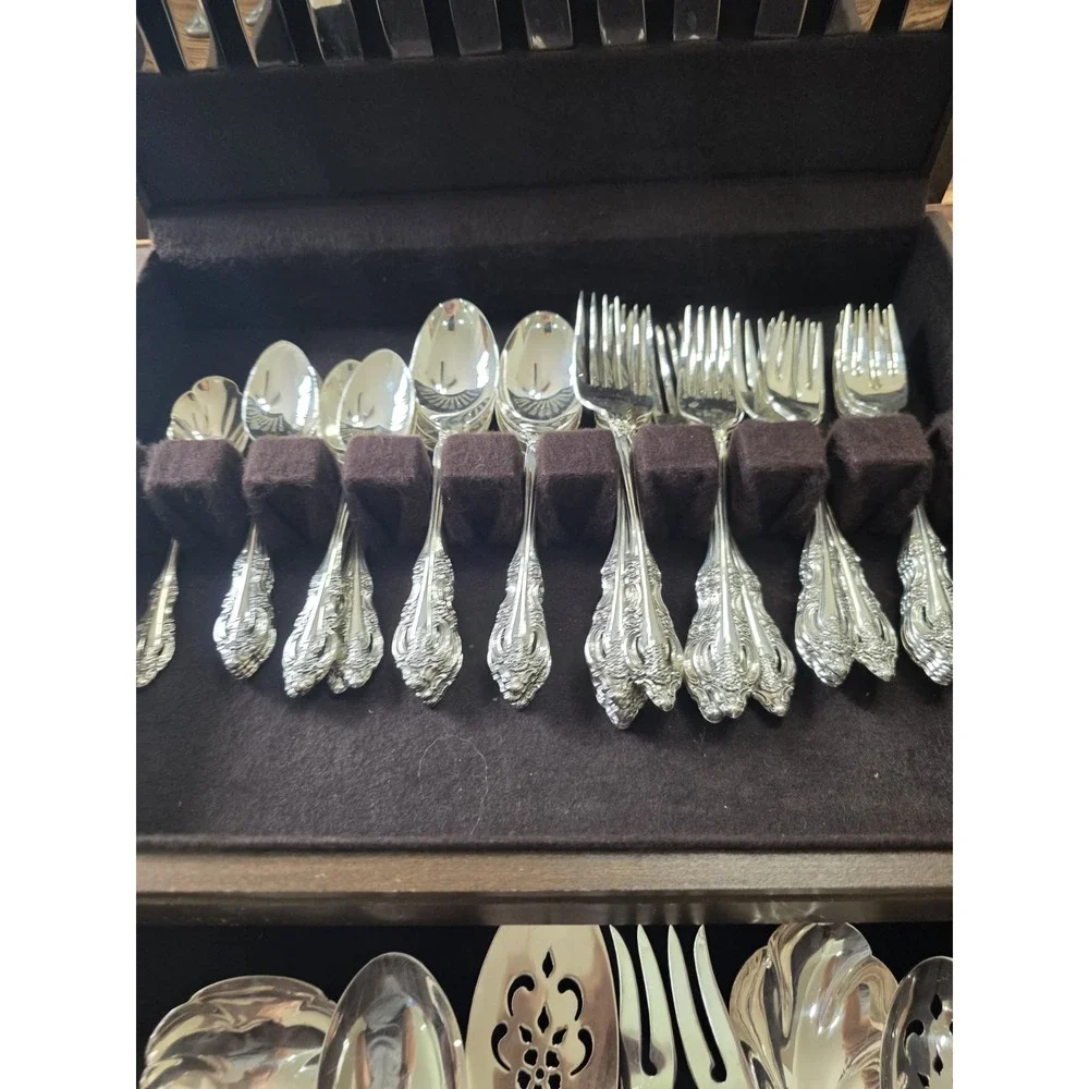 Vintage Oneida Michelangelo Silverplate Flatware 57 Peices Set W/ Chest